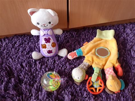 Ukážka rôznych ručne šitých hračiek pre bábätká