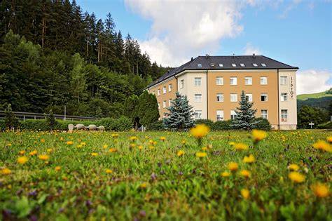 Gazdovský dvor: fotografie interiéru a exteriéru s fotografiami darovaných predmetov