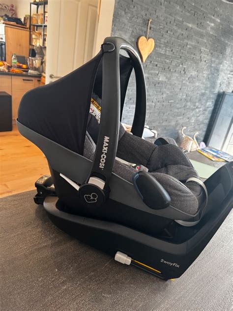 Predám Isofix základňu Maxi Cosi 2wayFix a autosedačky