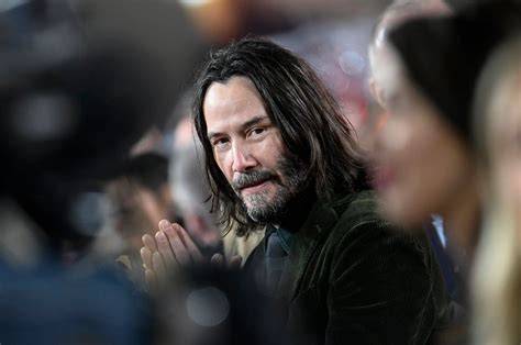 Fotografia zmluvená s nápisom Keanu Reeves počas verejného vystúpenia