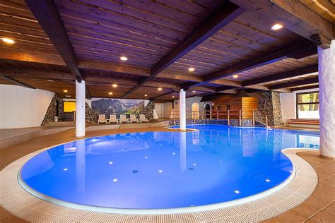 Bežné zobrazenie rodinného wellness centra s detským bazénom a saunou