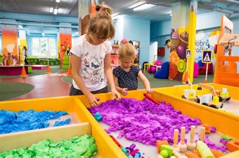 Interiér detských jaslí s hračkami a aktivitami pre deti