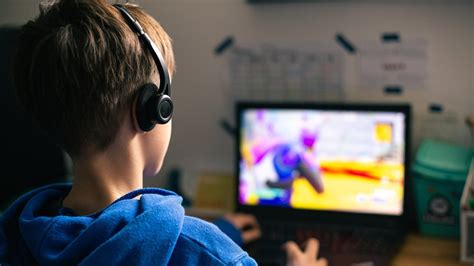 Deti pracujúce na počítači s grafickými programami