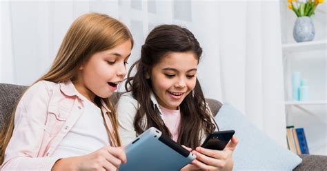 ilustrácia dieťaťa s telefónom v autobuse