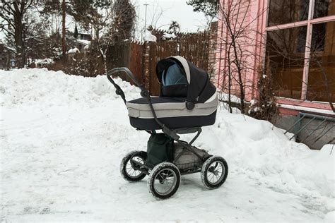 Vizualizácia kombinácií fuchsie a čiernej v kočíku a v interiéri