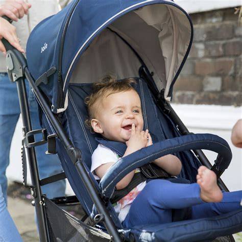 Obrázok ukazujúci sklápanie Brisk LX jednou rukou