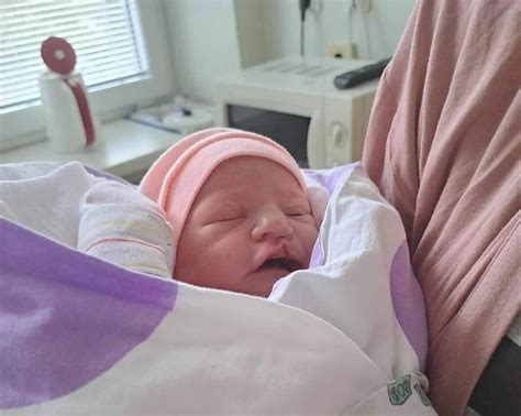 novorodenec vo vážiacej vaničke