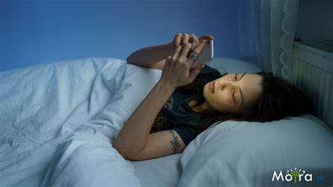 Dieťa so strachom v očiach počas spánku