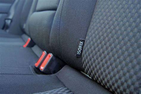 Infografika: Správna inštalácia ISOFIX s indikátormi farby a smerovými šípkami