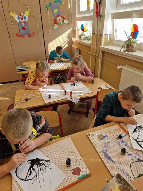 Ilustrácie detí pri práci na vlastných projektoch