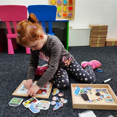 Ilustrácia dieťaťa, ktoré si upratuje hračky