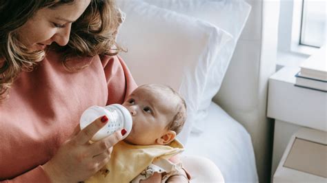 Nedostatok materského mlieka u novorodenca: Príčiny, príznaky a riešenia