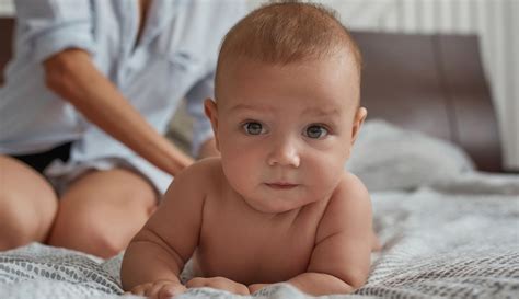 Dieťa na brušku, ako sa snaží posunúť dopredu