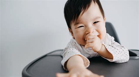 Dieťa si cmúľa palec