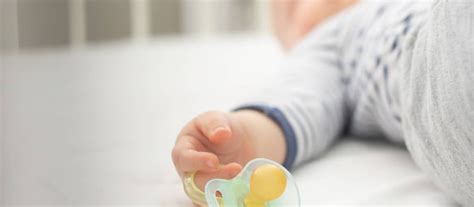 Ako odnaučiť dieťa cmúľať si palec