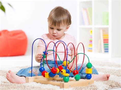 Dieťa sa hrá s hračkou