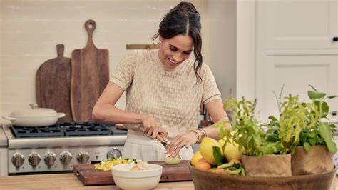 Obrázok znázorňujúci vyváženú stravu Meghan Markle: domáce varenie, čerstvé suroviny a smoothie