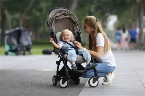 Ilustrácia porovnania klasického a korýtkového sedenia v kočíku