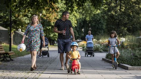 Rodina s kočíkom v parku