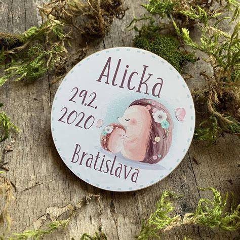 Ilustratívna vyobrazená menovka spolu s dátumom narodenia a menom dieťaťa