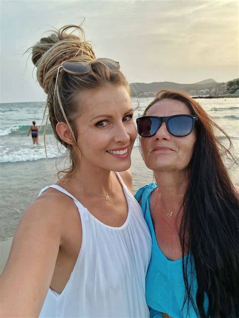 Obrázok: Miriam a Mia spolu na scrollovacej fotke z Instagrama